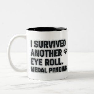 Ich überlebte noch eine Augenrolle. Medal Pending Zweifarbige Tasse