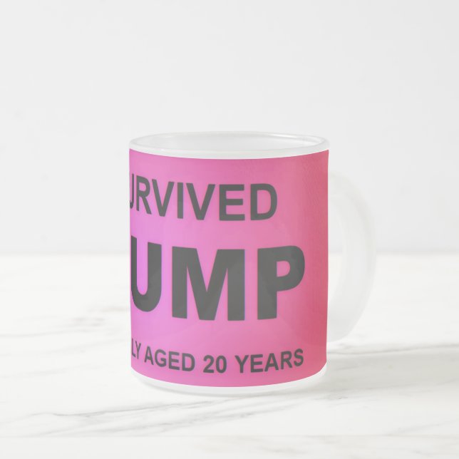 Ich überlebte tRUMP Mattglastasse (VorderseiteRechts)