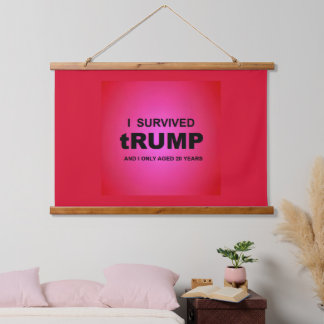 Ich überlebte tRUMP Wandteppich Mit Holzrahmen