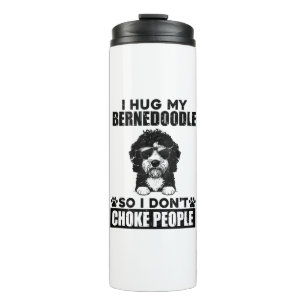 Ich umarmte meinen Bernedoodle, sodass ich Leute n Thermosbecher