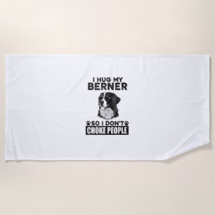 Ich umarmte meinen Berner, damit ich nicht Leute e Strandtuch