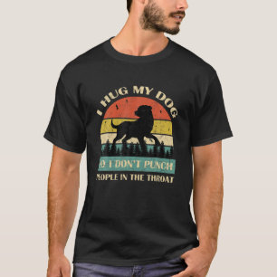 Ich umarmte meinen Hund, damit ich nicht Leute in  T-Shirt
