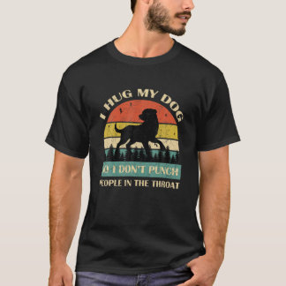 Ich umarmte meinen Hund, damit ich nicht Leute in  T-Shirt