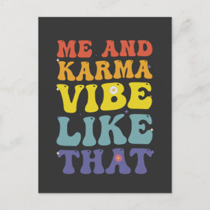 Ich und Karma passen lustig groovy auf diese Vinta Postkarte