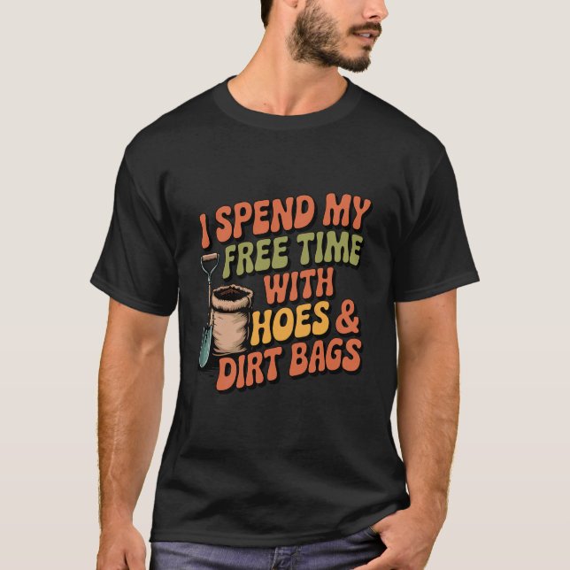 Ich verbringe Freizeit mit Hacken und Drecksäcken  T-Shirt (Vorderseite)