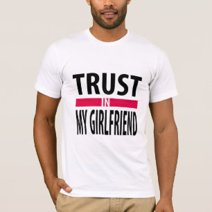 Ich vertraue auf meine Freundin T-Shirt