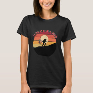 ICH WANDERE MIT SNACK-GESCHWINDIGKEIT CHILL TRAIL  T-Shirt