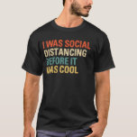Ich war sozial distanziert, bevor es Cool war T-Shirt<br><div class="desc">Ein lustiges soziales Distanzoutfit für Schüchterne und Introvertierte,  die Camping oder Wandern oder Wash-dorthin Hände und perfekte Geschenke für Ärzte,  Krankenschwestern,  Gesundheitsfachleute,  Keimhophobie,  Einzelgänger,  Freunde und Familie als zweitägiges Geschenk oder Weihnachtsgeschenk Liebe.</div>