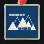 Ich wäre eher im Gunnison Colorado Mountain Ornament Aus Metall<br><div class="desc">Umgeben von Skigebieten, einem nationalen Erholungsgebiet, einem Nationalpark, Seen, Flüssen, Mesas und phantastischen Bergen ist das Gunnison Colorado ein Erlebnisparadies. Dieses großartige Vintage Design hat einen Retro-Look.</div>