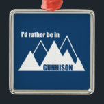 Ich wäre eher im Gunnison Colorado Mountain Ornament Aus Metall<br><div class="desc">Umgeben von Skigebieten, einem nationalen Erholungsgebiet, einem Nationalpark, Seen, Flüssen, Mesas und phantastischen Bergen ist das Gunnison Colorado ein Erlebnisparadies. Dieses großartige Vintage Design hat einen Retro-Look.</div>