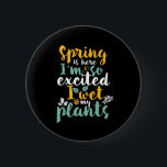 Ich warte meine Pflanze lustige Frühlingsgärtnerpi Button<br><div class="desc">Der Frühling ist hier. Ich bin so aufgeregt, dass ich meine Pflanze nass mache. Funny Gärtnern Pun Design für diejenigen, die Liebe Gartenarbeit, wachsen Blume und Gemüse. Coole Vintage und Retro-Ware für Gärtner. Ideal, um den Nationalgartentag zu feiern, während Sie im Garten im Garten arbeiten. Großartiges Weihnachtsgeschenk und Geburtstagsgeschenk für...</div>