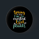 Ich warte meine Pflanze lustige Frühlingsgärtnerpi Button<br><div class="desc">Der Frühling ist hier. Ich bin so aufgeregt, dass ich meine Pflanze nass mache. Funny Gärtnern Pun Design für diejenigen, die Liebe Gartenarbeit, wachsen Blume und Gemüse. Coole Vintage und Retro-Ware für Gärtner. Ideal, um den Nationalgartentag zu feiern, während Sie im Garten im Garten arbeiten. Großartiges Weihnachtsgeschenk und Geburtstagsgeschenk für...</div>