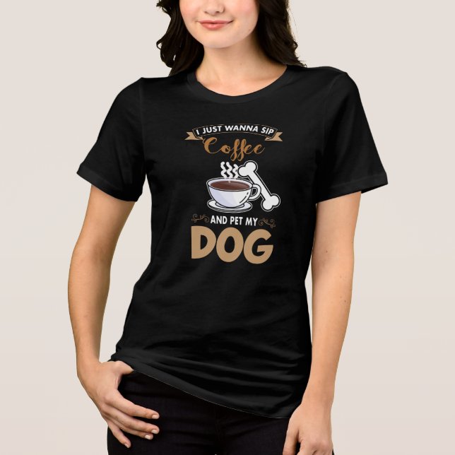 Ich wasche gerade Kaffee und füttere meinen Hund. Tri-Blend Shirt (Vorderseite)