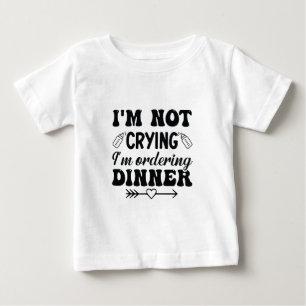 Ich weine nicht, dass ich das Abendessen bestelle Baby T-shirt