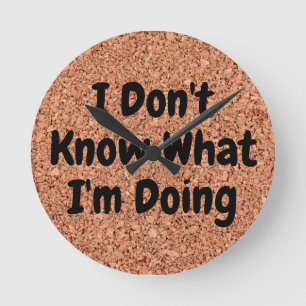 "Ich weiß nicht, was ich tue" auf der Cork Board Runde Wanduhr