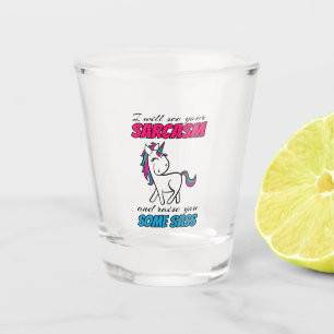 Ich werde Ihren Sarcasm sehen und Sie etwas erhebe Schnapsglas