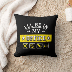 Ich werde in meinem Büro sein - Funny Woodworking Kissen