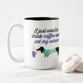Ich will gerade, um Kaffee zu trinken u. pet meine Zweifarbige Tasse