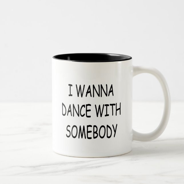 ICH WILL, UM MIT JEMAND Schwarzes ZU TANZEN Zweifarbige Tasse (Rechts)