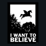 Ich Wollte zu glauben Poster<br><div class="desc">"I Woll To Glauve" pegasus Grafik entworfen von bCreative zeigt die Silhouette eines Pegasus über den Bäumen fliegen! Das ist ein tolles Geschenk für Familie, Freunde oder eine Leckerei für sich! Diese lustige Grafik ist eine großartige Ergänzung zu jedem Stil: bCreative ist ein führender Schöpfer und Lizenzgeber von originellen, trendigen...</div>