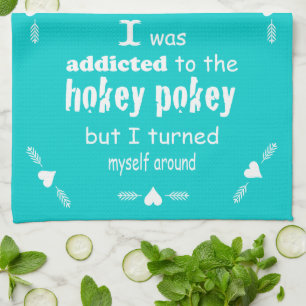 Ich wurde dem Hokey Pokey Typografy Zitat zugeschr Handtuch