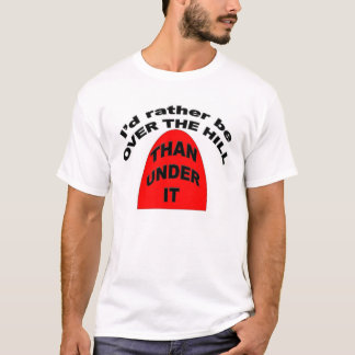 Ich würde eher ÜBER DEM HÜGEL als unter ihm sein T-Shirt