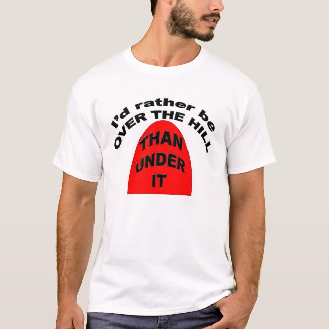 Ich würde eher ÜBER DEM HÜGEL als unter ihm sein T-Shirt (Vorderseite)