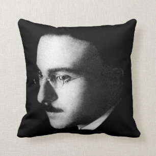 ICONIC FERNANDO PESSOA PORTRAIT IN SCHWARZ UND WEI KISSEN