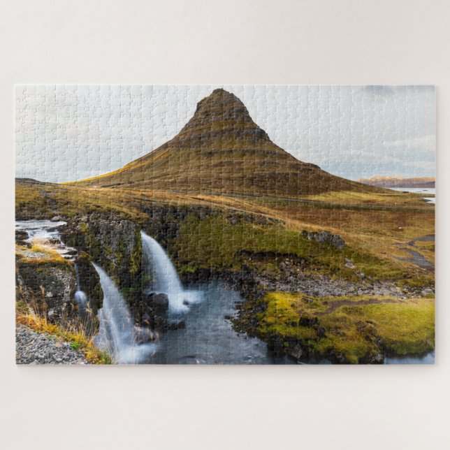 Iconic Kirkjufell Mountain in Island (Horizontal)