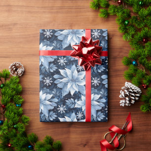 Icy Blue Poinsettias und Schneeflocken auf der Mar Geschenkpapier