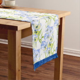 Icy Blue-Stiefmütterchen auf einem Tischläufer