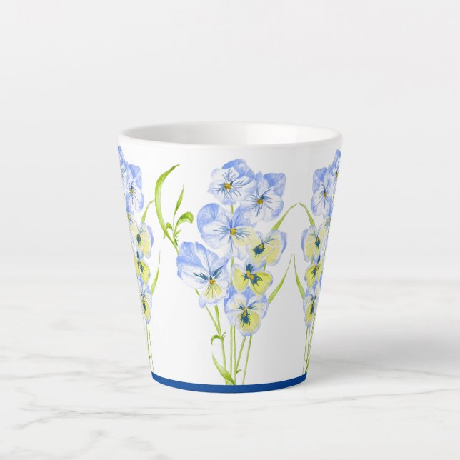 Icy Blue Stiefmütterchen auf einer kleinen Latte-T Milchtasse (Vorderseite)
