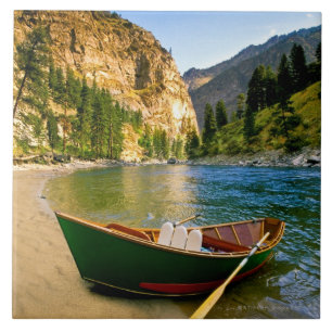 IDAHO, Fischerboot auf einem sandigen Strand in Fliese