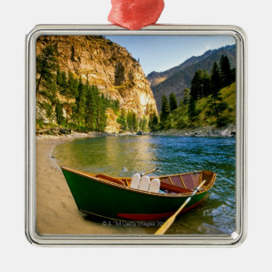 IDAHO, Fischerboot auf einem sandigen Strand in Silbernes Ornament
