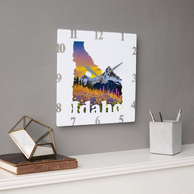 Idaho-Form mit Berg und Wildblumen Quadratische Wanduhr (Büro)