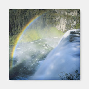 Idaho. USA. Regenbogen im Sprühnebel oberhalb von Magnet