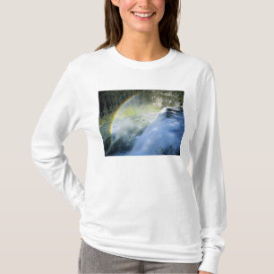 Idaho. USA. Regenbogen im Sprühnebel oberhalb von T-Shirt