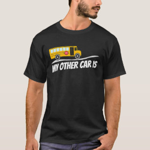 Idealer Schulbusfahrer stellt großen gelben Bus vo T-Shirt