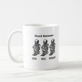 IDK, IDC und IDGAF mit Skeletten, die auf einer Kaffeetasse