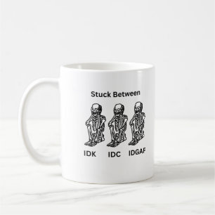 IDK, IDC und IDGAF mit Skeletten, die auf einer Kaffeetasse