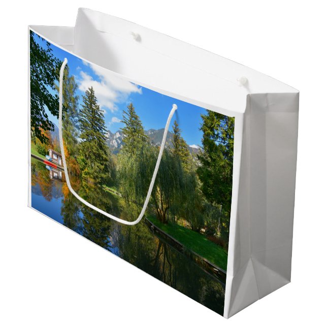 Idylle des Herbstbeckens Große Geschenktüte (Vorderseite Schrägansicht)