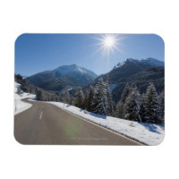 Idyllische leere Straße durch eine Winterlandschaf