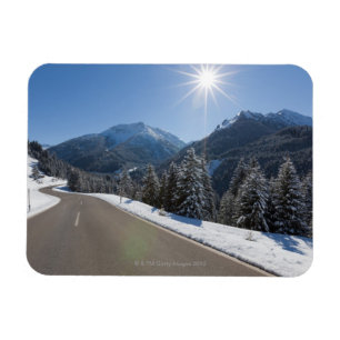 Idyllische leere Straße durch eine Winterlandschaf Magnet