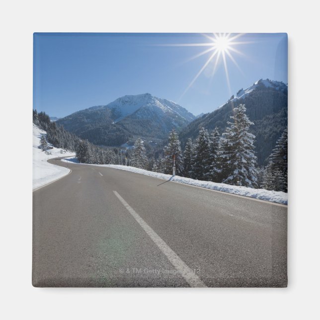 Idyllische leere Straße durch eine Winterlandschaf Magnet (Vorne)
