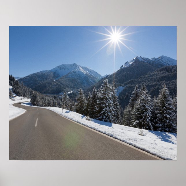 Idyllische leere Straße durch eine Winterlandschaf Poster (Vorne)
