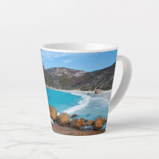 Idyllischer Strand in einer abgelegenen Bucht Milchtasse