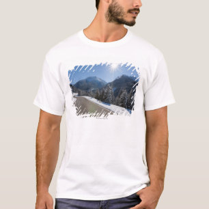 Idyllisches leeres Straße thrugh eine T-Shirt