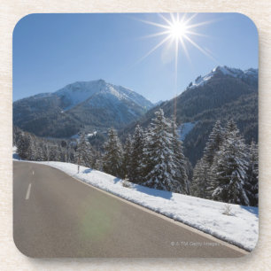 Idyllisches leeres Straße thrugh eine Untersetzer