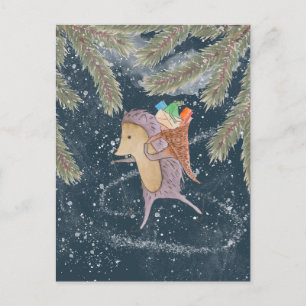 Igel auf Skiern. Körbchen mit Geschenk auf der Sch Postkarte