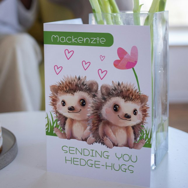 Igel Hugs personalisiert Valentines Feiertagskarte (Hedgehog Hugs personalized Valentines Holiday Card by Ricaso. Cute hedgehogs, love hearts and flower)
